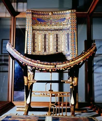 Kirchlicher Stuhl, aus dem Grab von Tutanchamun (ca. 1370-52 v. Chr.) im Tal der Könige in Theben, Neues Reich (eingelegtes Ebenholz)